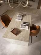 Scrivania Nasdaq di Cattelan in pietra Keramik, con piano e fianco entrambi realizzati nella finitura Colosseo