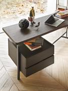 Piano con angoli arrotondati in legno rovere tinto grigio e cassettiera a 2 cassetti in tinta