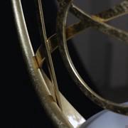 Dettaglio dello schienale in ferro curvato e bombato a freddo (finitura Foglia Oro non disponibile)