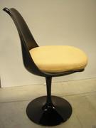 Sedia Tulip con struttura di colore nero