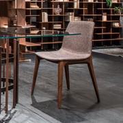 Sedia in legno massello con scocca rivestita in tessuto Talin