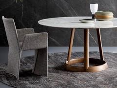 Sedia rivestita in tessuto con braccioli Ketch di Bonaldo in abbinamento al tavolo Greeny