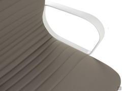 Dettaglio del bracciolo della sedia Mark disponibile anche sottile in tubolare metallico