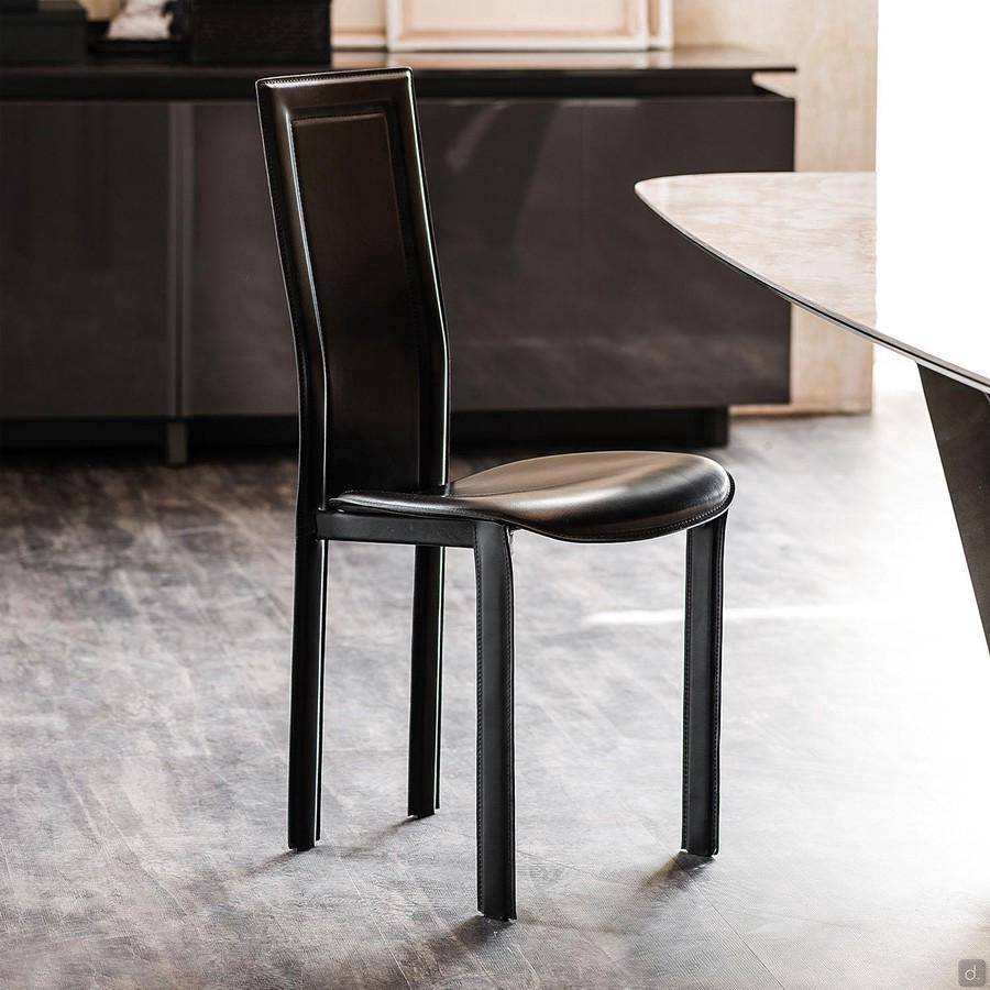 Sedia con seduta arrotondata Lara di Cattelan, rivestita in cuoio