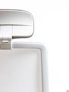 Particolare del telaio dello schienale e della scocca del poggiatesta in materiale plastico bianco, abbinato alla rete bianca