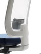 Particolare dello schienale ergonomico che si può regolare in altezza e inclinazione, con possibilità di supporto lombare anch'esso regolabile
