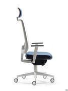 Particolare dello schienale alto e sottile, perfettamente ergonomico grazie al supporto lombare regolabile e al poggiatesta alzabile e reclinabile
