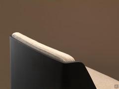 Particolare dello schienale in spesso cuoio curvato che accoglie le cuscinature imbottite