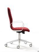 Vista laterale della sedia da ufficio operativa Mark da cui si evince la perfetta ergonomia della seduta e dello schienale