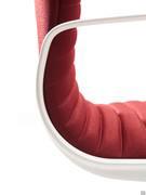 Particolare del design moderno della sedia home-office Mark, con braccioli ad anello che seguono la curvatura ergonomia della seduta monoscocca