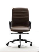 Sedia da ufficio in pelle Mark imbottita e trapuntata a righe orizzontali, in un elegante color marrone scuro abbinato a base a braccioli in alluminio verniciato nero
