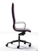 Particolare della perfetta silhouette dello schienale alto e imbottito, che consente l'appoggio del capo garantendo ergonomia e comfort