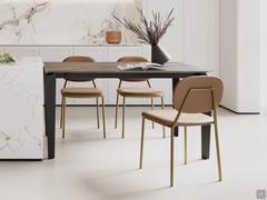 Zona soggiorno /  pranzo con set di sedie Hazel con schienale ovale