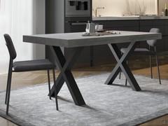 Sedia Hazel con struttura in metallo verniciato nero, schienale e seduta rivestita in tessuto