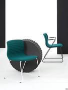 Sedia da ufficio Mark nel modello con base a slitta in metallo verniciato bianco o nero, proposta con o senza braccioli