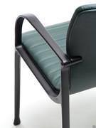 Dettaglio del bracciolo e della struttura in alluminio, disponibile lucido o verniciato bianco o nero