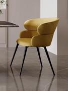 Poltroncina a pozzetto Diane rivestita in tessuto, con gambe coniche in metallo verniciato nero