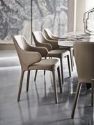 Sedie Wanda di Cattelan rivestita in pelle, disponibile anche in tessuto o similpelle