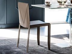 Sedia Piuma di Cattelan rivestita in cuoio, con particolare cucitura a V sullo schienale (disponibile anche con schienale liscio)
