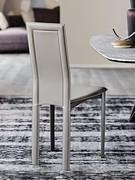 Sedia Lara interamente rivestita in cuoio con cuciture in tinta o in abbinamento. La Tabella Cuciture è visibile cliccando nell'apposita sezione a configuratore