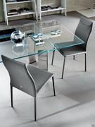 Sedia Maya Flex, rivestita in tessuto, similpelle o in vera pelle. Disponibile sia con gambe rivestite in tinta alla seduta che in metallo verniciato