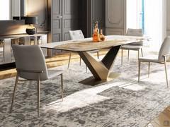 Vista posteriore della sedia di design da salotto imbottita Bell dalla quale si nota il profilo tubolare orizzontale a sostegno dello schienale