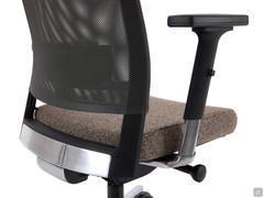 Particolare dell'estetica elegante e funzionale dei braccioli regolabili con struttura in alluminio coordinata all'inserto alla base dello schienale
