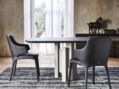 Poltroncina Wanda di Cattelan interamente rivestita in tessuto, similpelle o pelle