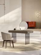Sedia poltroncina Leslie con trespolo in legno girevole autocentrante ideale per la postazione toeletta o scrittoio