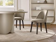 Sedia Wendy con gambe in legno di frassino e scocca imbottita e rivestita tutta in pelle