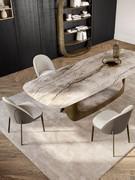 Sedia Wendy con particolare rivestimento bicolore: seduta in tessuto chiaro e retro-schienale in pelle a contrasto
