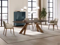 Poltroncine e sedie Michela con gambe in legno di frassino coordinate con il basamento del tavolo Palladium