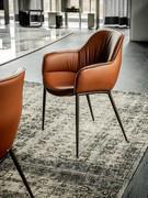 Sedia da pranzo con braccioli Scarlett di Cattelan con seduta rivestita in pelle e base in metallo goffrato bronzo