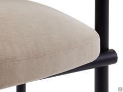 Particolare della struttura in legno rovere massello e dell'imbottitura della seduta