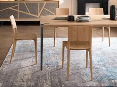 Sedia Carmen in legno di rovere abbinata al tavolo Belem. Carmen è sagomata a mano ed è disponibile in diversi colori, anche laccata a poro aperto con tinte RAL o NCS