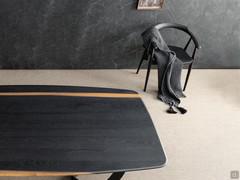 Con la vista superiore si può apprezzare il legno lavorato e curvato fino a dare vita allo schienale, sottile, sagomato e in grado di offrire un buon supporto alla schiena