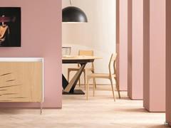 L'essenza della sedia classica di legno, rivisitata in modo da inserirsi perfettamente in contesti contemporanei