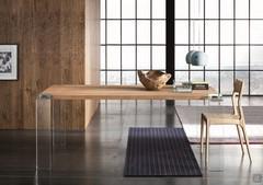 Grazie alle sue forme la sedia Paloma si dimostra versatile ed elegante. Sofisticato abbinamento materico tra legno di sedia e piano, e gambe in vetro del tavolo