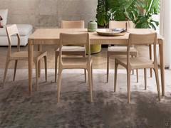 Set sedie Paloma abbinate al tavolo rettangolare coordinato. Osservando il profilo laterale e posteriore, si possono apprezzare le linee curve e delicate della struttura, nello specifico in Rovere Alaska