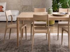 La sedia Paloma è capace di catturare l'attenzione mantenendo una raffinata sobrietà, frutto del design dal tocco essential, e del materiale, il legno rovere, caldo e senza tempo