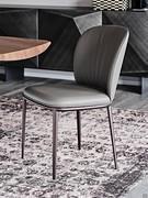 Sedia Chris di Cattelan nella versione con base in metallo verniciato bronzo