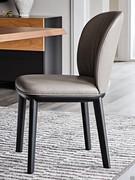 Sedia Chris di Cattelan rivestita in pelle, con struttura in legno tinto nero