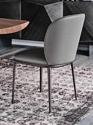 Vista posteriore della sedia Chris di Cattelan nella versione con basamento a quattro gambe in metallo