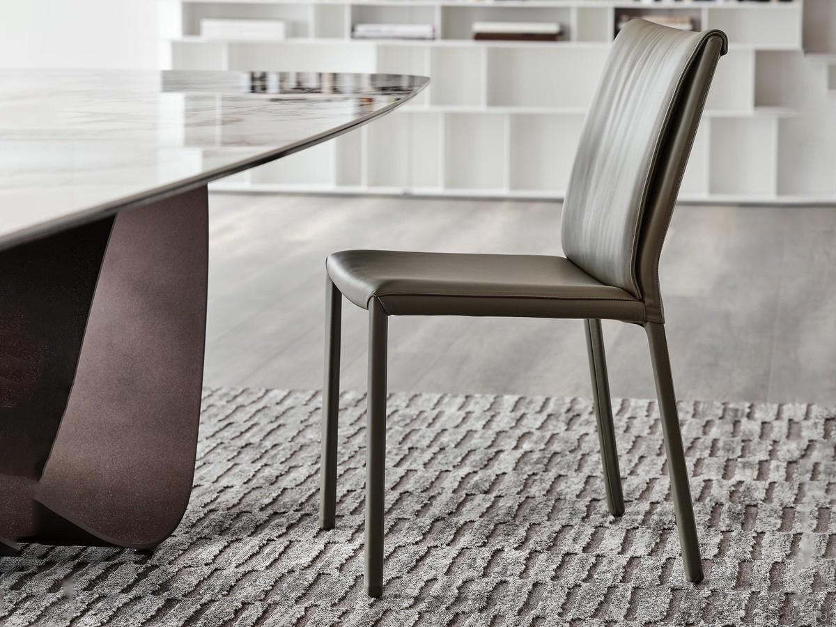 Sedia rivestita con schienale con cuscino Italia di Cattelan, rvestita in tessuto, similpelle o pelle