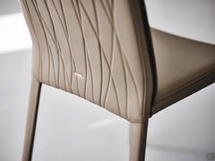 Dettaglio dello schienale trapuntato, rivestito in pelle, sulla sedia Italia di Cattelan. Disponibile anche nella versione con schienale liscio senza cuciture