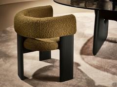 Sedia Lilac in versione poltroncina, con braccioli integrati allo schienale curvo e interamente rivestiti