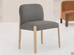 Grazie alla vasta gamma di rivestimenti disponibili, ed alle varianti di frassino per gambe, Myly Soft risulta versatile e sempre capace di distinguersi alla vista come al tatto