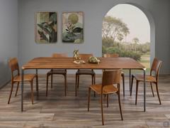 Sedie tutte in legno Carmen abbinate al tavolo Belem con piano anch'esso in legno massello rovere vintage