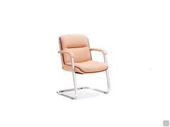 Poltrona Kiruna nel modello "ospite con braccioli", seduta e schienale morbidamente imbottiti e rivestiti a scelta tra tessuto, similpelle o pelle