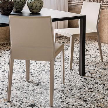 Sedia con cuciture in contrasto Margot di Cattelan